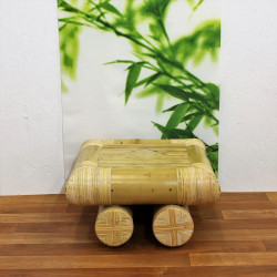 Détail de la table de nuit en bambou Sala – structure naturelle du bambou et finition brillante