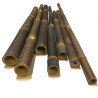 Détail du tube en bambou noir Ø 4–5 cm – surface naturelle brun noir