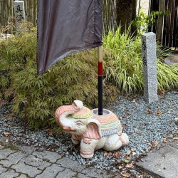 Support éléphant pour drapeau avec ouverture pour mât télescopique et drapeau balinais